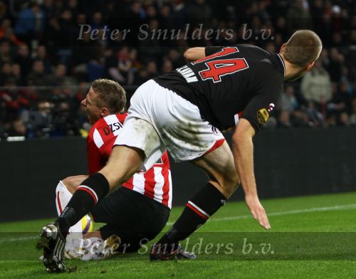 Eindhoven, 12 December 2009
Kompetitiewedstrijd PSV-AZ, eindstand 1-0 Seizoen 2009/2010
Balasz Dzsudzsak wordt onderuit gehaald door Ragnar Klavan
Foto Junior Smulders