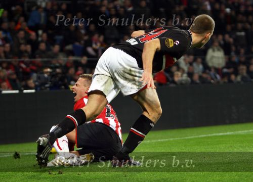 Eindhoven, 12 December 2009
Kompetitiewedstrijd PSV-AZ, eindstand 1-0 Seizoen 2009/2010
Balasz Dzsudzsak wordt onderuit gehaald door Ragnar Klavan
Foto Junior Smulders