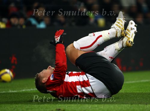 Eindhoven, 12 December 2009
Kompetitiewedstrijd PSV-AZ, eindstand 1-0 Seizoen 2009/2010
Balasz Dzsudzsak wordt onderuit gehaald door Ragnar Klavan
Foto Junior Smulders