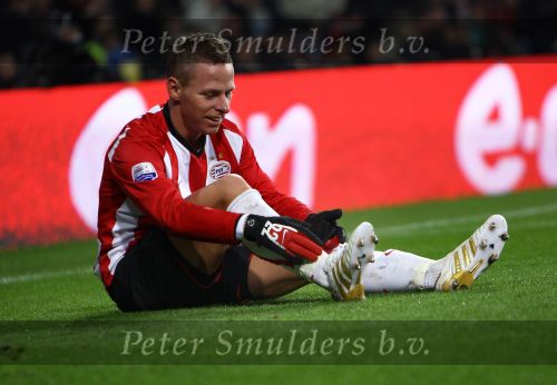 Eindhoven, 12 December 2009
Kompetitiewedstrijd PSV-AZ, eindstand 1-0 Seizoen 2009/2010
Balasz Dzsudzsak wordt onderuit gehaald door Ragnar Klavan
Foto Junior Smulders