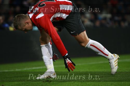 Eindhoven, 12 December 2009
Kompetitiewedstrijd PSV-AZ, eindstand 1-0 Seizoen 2009/2010
Balasz Dzsudzsak wordt onderuit gehaald door Ragnar Klavan
Foto Junior Smulders