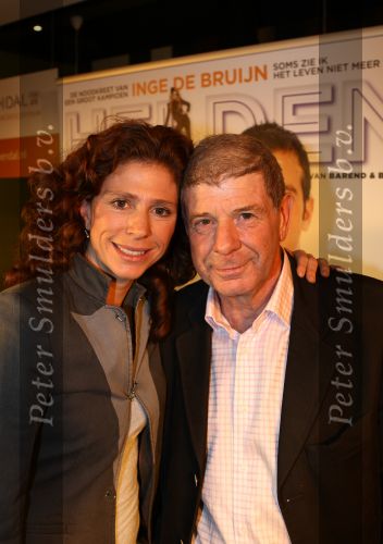 Arnhem, Papendal 8 December 2009
Presentatie 3e uitgave van het magazine HELDEN van Frits Barend en zijn dochter Barbara Barend
Barbara Barend met haar vader Frits Barend
Foto Peter Smulders