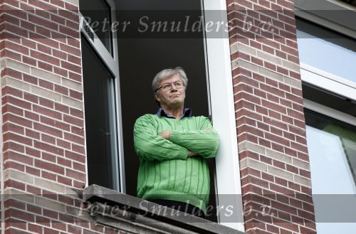 Amsterdam 8 december 2009
Begrafenis Ramses Shaffy op zorgvlied. Ramses vertrok met koets vanaf Carre. Barry Stevens kijkt vanuit zijn appartement toe
Peter Smulders bv