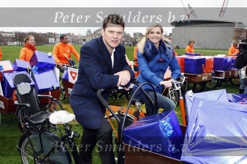 Amsterdam 3 december 2009
Beau v Erven Dorens en een zwangere Tooske Ragas delen voor de staatsloterij met de bakfiets cadeautjes uit.
Peter Smulders bv