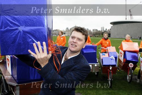 Amsterdam 3 december 2009
Beau v Erven Dorens en een zwangere Tooske Ragas delen voor de staatsloterij met de bakfiets cadeautjes uit.
Peter Smulders bv