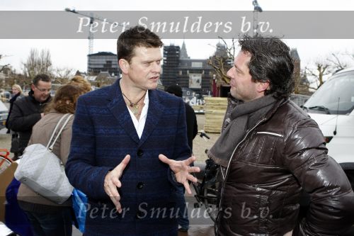Amsterdam 3 december 2009
Beau v Erven Dorens en een zwangere Tooske Ragas delen voor de staatsloterij met de bakfiets cadeautjes uit. Beau in gesprek met Guido den Aantrekker
Peter Smulders bv