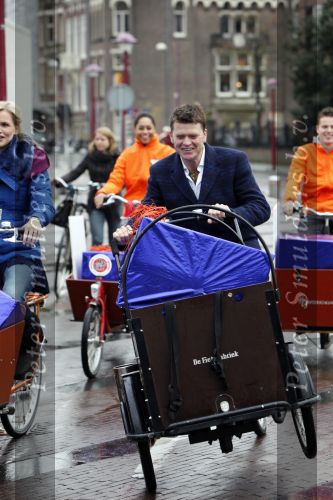 Amsterdam 3 december 2009
Beau v Erven Dorens en een zwangere Tooske Ragas delen voor de staatsloterij met de bakfiets cadeautjes uit.
Peter Smulders bv