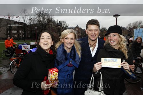 Amsterdam 3 december 2009
Beau v Erven Dorens en een zwangere Tooske Ragas delen voor de staatsloterij met de bakfiets cadeautjes uit.
Peter Smulders bv