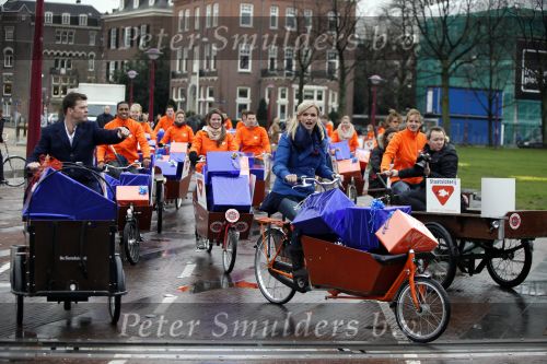Amsterdam 3 december 2009
Beau v Erven Dorens en een zwangere Tooske Ragas delen voor de staatsloterij met de bakfiets cadeautjes uit.
Peter Smulders bv