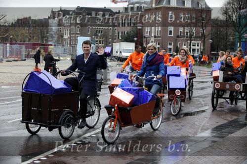 Amsterdam 3 december 2009
Beau v Erven Dorens en een zwangere Tooske Ragas delen voor de staatsloterij met de bakfiets cadeautjes uit.
Peter Smulders bv