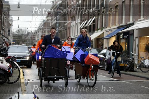 Amsterdam 3 december 2009
Beau v Erven Dorens en een zwangere Tooske Ragas delen voor de staatsloterij met de bakfiets cadeautjes uit.
Peter Smulders bv