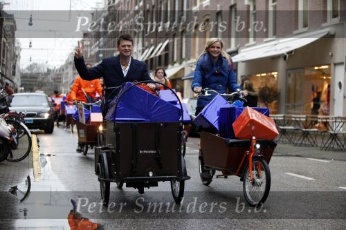 Amsterdam 3 december 2009
Beau v Erven Dorens en een zwangere Tooske Ragas delen voor de staatsloterij met de bakfiets cadeautjes uit.
Peter Smulders bv