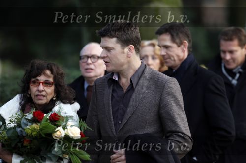 Amsterdam 8 december 2009
Begrafenis Ramses Shaffy op zorgvlied. Ramses vertrok met koets vanaf Carre. Daar waren Liesbeth List met man en dochter en Kitty Courbois. Beau v Erven Dorens
Peter Smulders bv