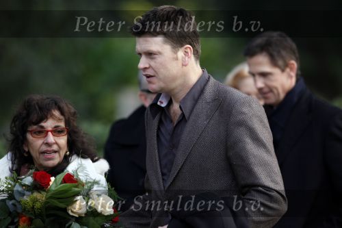 Amsterdam 8 december 2009
Begrafenis Ramses Shaffy op zorgvlied. Ramses vertrok met koets vanaf Carre. Daar waren Liesbeth List met man en dochter en Kitty Courbois. Beau v Erven Dorens
Peter Smulders bv