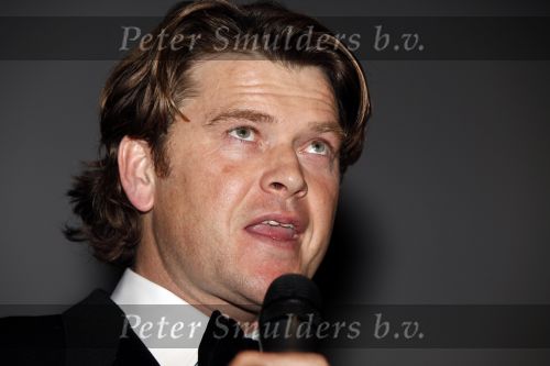 Amsterdam 16 november 2009
Premiere komt een vrouw bij de dochter in Tuschinski. Beau v Erven Dorens emotioneel
Peter Smulders bv