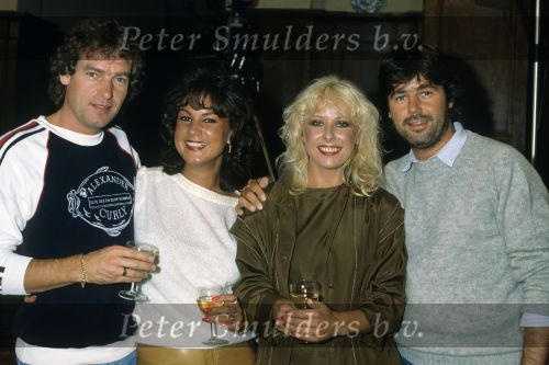 1983 Bonnie St. Clair met haar ex-man Albert Hol ( geheel links ) en Jose Hoebee met haar man Wil Hoebee ( geheel rechts)