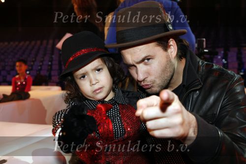 Amsterdam 8 december 2009
Sterren kinderen dansen op het ijs in de rai. Boris Titulaar met vrouw en zoontje Django
Peter Smulders bv