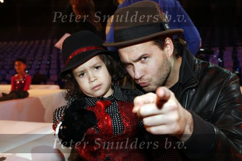 Amsterdam 8 december 2009
Sterren kinderen dansen op het ijs in de rai. Boris Titulaar met vrouw en zoontje Django
Peter Smulders bv