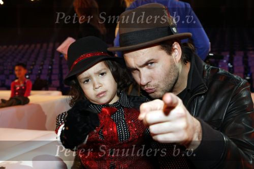 Amsterdam 8 december 2009
Sterren kinderen dansen op het ijs in de rai. Boris Titulaar met vrouw en zoontje Django
Peter Smulders bv