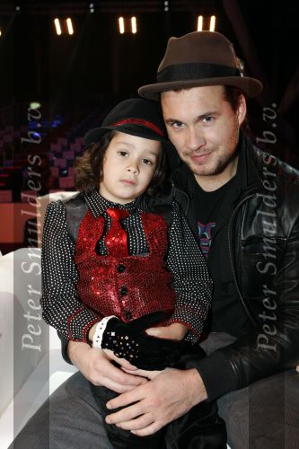 Amsterdam 8 december 2009
Sterren kinderen dansen op het ijs in de rai. Boris Titulaar met vrouw en zoontje Django
Peter Smulders bv