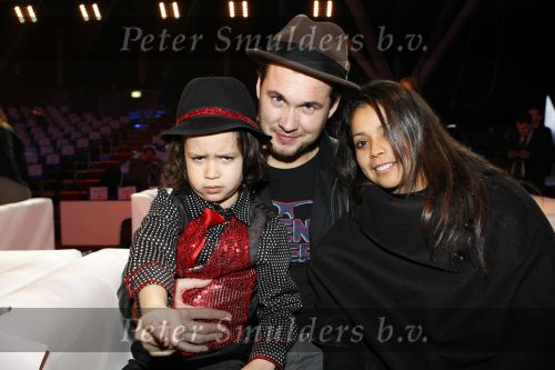 Amsterdam 8 december 2009
Sterren kinderen dansen op het ijs in de rai. Boris Titulaar met vrouw en zoontje Django
Peter Smulders bv