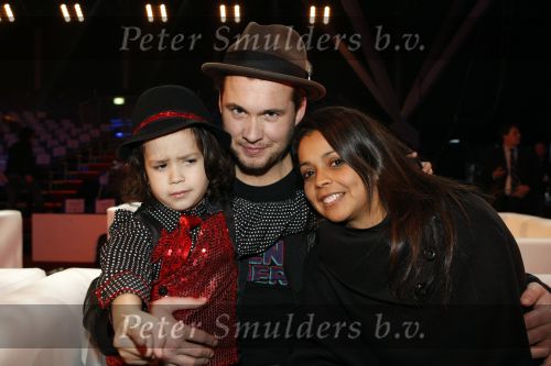 Amsterdam 8 december 2009
Sterren kinderen dansen op het ijs in de rai. Boris Titulaar met vrouw en zoontje Django
Peter Smulders bv