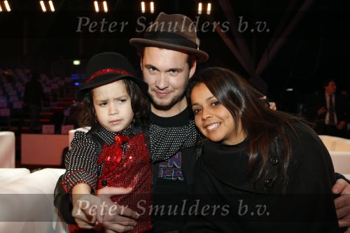 Amsterdam 8 december 2009
Sterren kinderen dansen op het ijs in de rai. Boris Titulaar met vrouw en zoontje Django
Peter Smulders bv