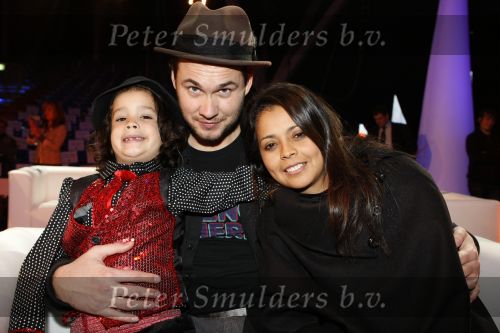 Amsterdam 8 december 2009
Sterren kinderen dansen op het ijs in de rai. Boris Titulaar met vrouw en zoontje Django
Peter Smulders bv