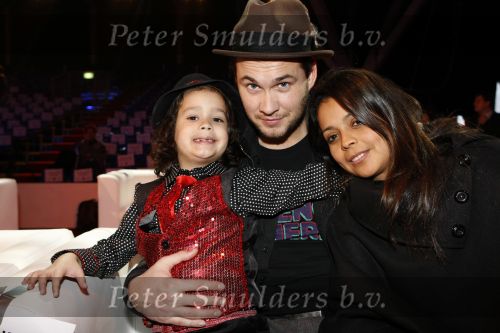 Amsterdam 8 december 2009
Sterren kinderen dansen op het ijs in de rai. Boris Titulaar met vrouw en zoontje Django
Peter Smulders bv