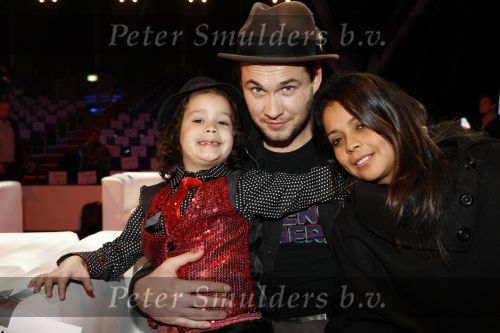 Amsterdam 8 december 2009
Sterren kinderen dansen op het ijs in de rai. Boris Titulaar met vrouw en zoontje Django
Peter Smulders bv