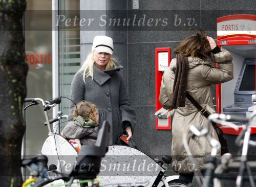 Amsterdam 27 november 2009
Bridget Maasland op bakfiets en pinnen bij de bank.
Peter Smulders bv