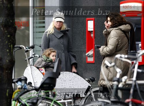 Amsterdam 27 november 2009
Bridget Maasland op bakfiets en pinnen bij de bank.
Peter Smulders bv