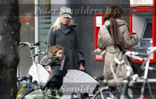 Amsterdam 27 november 2009
Bridget Maasland op bakfiets en pinnen bij de bank.
Peter Smulders bv