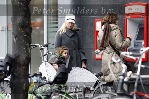 Amsterdam 27 november 2009
Bridget Maasland op bakfiets en pinnen bij de bank.
Peter Smulders bv