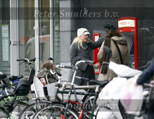 Amsterdam 27 november 2009
Bridget Maasland op bakfiets en pinnen bij de bank.
Peter Smulders bv