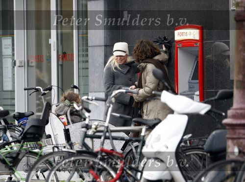 Amsterdam 27 november 2009
Bridget Maasland op bakfiets en pinnen bij de bank.
Peter Smulders bv