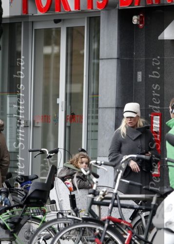 Amsterdam 27 november 2009
Bridget Maasland op bakfiets en pinnen bij de bank.
Peter Smulders bv
