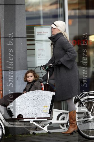 Amsterdam 27 november 2009
Bridget Maasland op bakfiets en pinnen bij de bank.
Peter Smulders bv