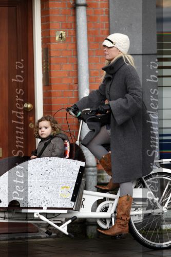 Amsterdam 27 november 2009
Bridget Maasland op bakfiets en pinnen bij de bank.
Peter Smulders bv
