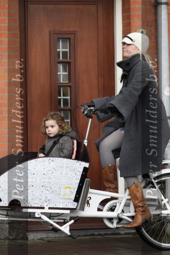 Amsterdam 27 november 2009
Bridget Maasland op bakfiets en pinnen bij de bank.
Peter Smulders bv