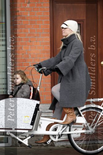 Amsterdam 27 november 2009
Bridget Maasland op bakfiets en pinnen bij de bank.
Peter Smulders bv
