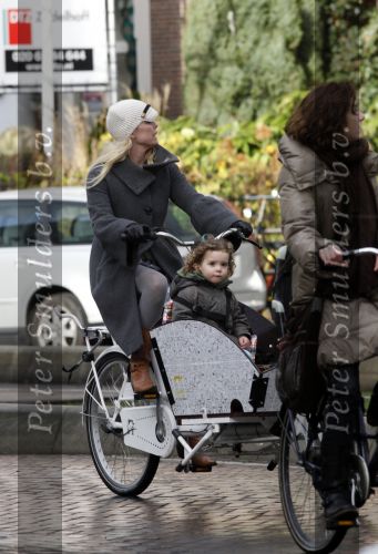 Amsterdam 27 november 2009
Bridget Maasland op bakfiets en pinnen bij de bank.
Peter Smulders bv