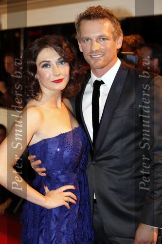 Amsterdam 16 november 2009
Premiere komt een vrouw bij de dochter in Tuschinski. Carice v Houten met Barry Atsma
Peter Smulders bv