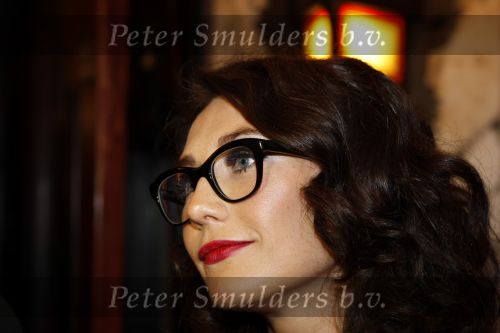 Amsterdam 16 november 2009
Premiere komt een vrouw bij de dochter in Tuschinski. Carice v Houten met bril
Peter Smulders bv