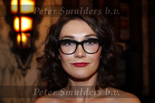 Amsterdam 16 november 2009
Premiere komt een vrouw bij de dochter in Tuschinski. Carice v Houten met bril
Peter Smulders bv