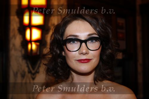 Amsterdam 16 november 2009
Premiere komt een vrouw bij de dochter in Tuschinski. Carice v Houten met bril
Peter Smulders bv