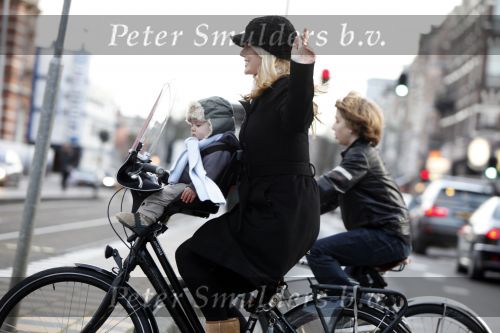 Amsterdam 28 november 2009
Chantal janzen met zoontje James op de fiets.
Peter Smulders bv
