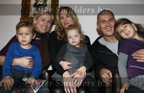 Den Haag, 14 November 2009
Verjaardagsfeestje tgv 2e verjaardag Livia Schoemachter, dochter van Claudia & Robert Schoemacher
Claudia met hun vrienden Lisa & Raoul Krak uit amsterdam met hun kinderen en haar dochter Livia Schoemacher
Foto Peter Smulders