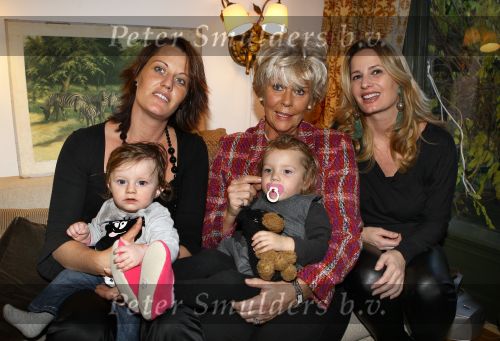 Den Haag, 14 November 2009
Verjaardagsfeestje tgv 2e verjaardag Livia Schoemachter, dochter van Claudia & Robert Schoemacher
Claudia met haar zus Christel, Oma Norma Kremer en dochter Livia Schoemacher
Foto Peter Smulders