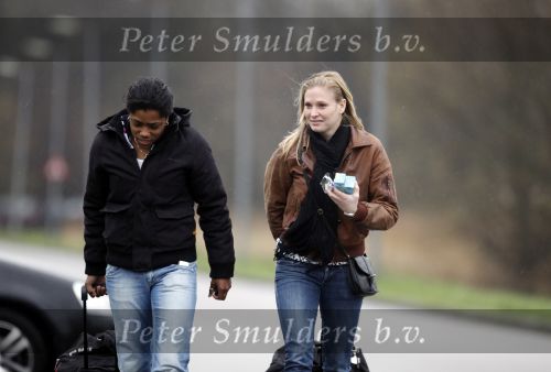 Alkmaar 2 december 2009
claudia van den heiligenberg en Duanne Bito arriveren bij trainingscomplex van az waar de dames trainen.
Peter Smulders bv